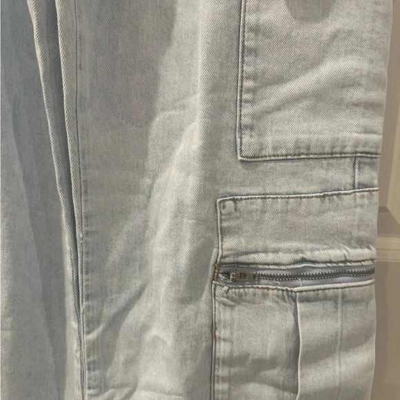 🍀 WEWOREWHAT NWT UTILITY CARGO STRAIGHT JEANS SIZE 24 - Picture 5 of 11